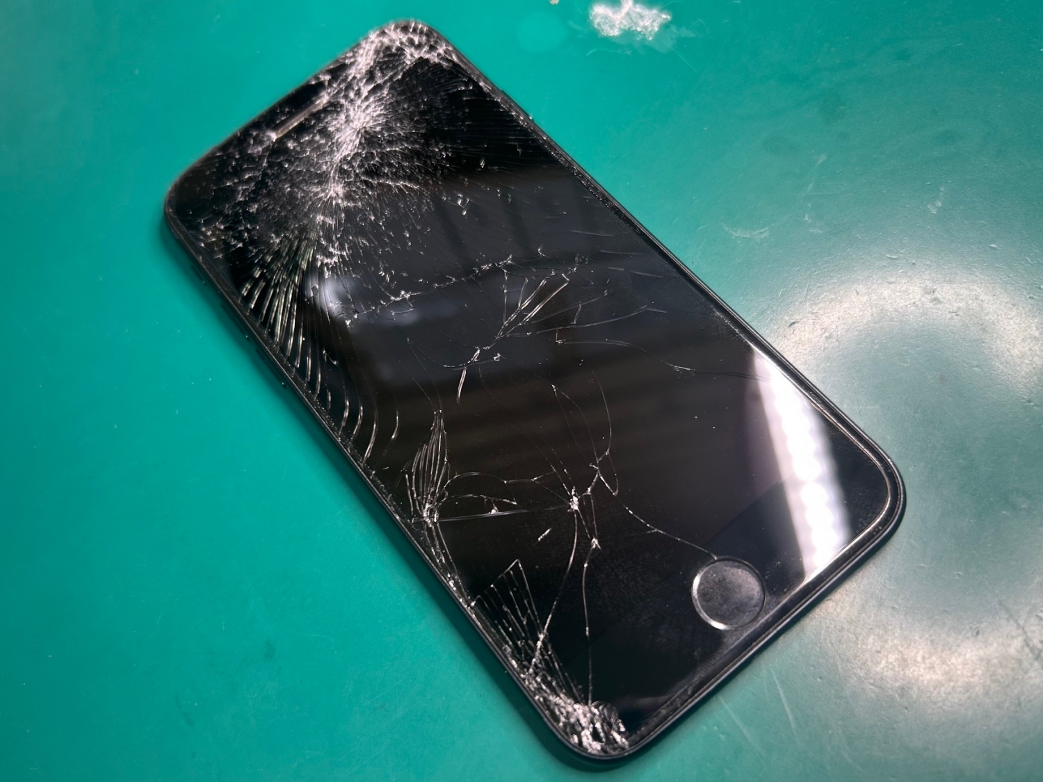 紛失して車に踏まれてしまったiPhone SE3の修理依頼をいただきました。