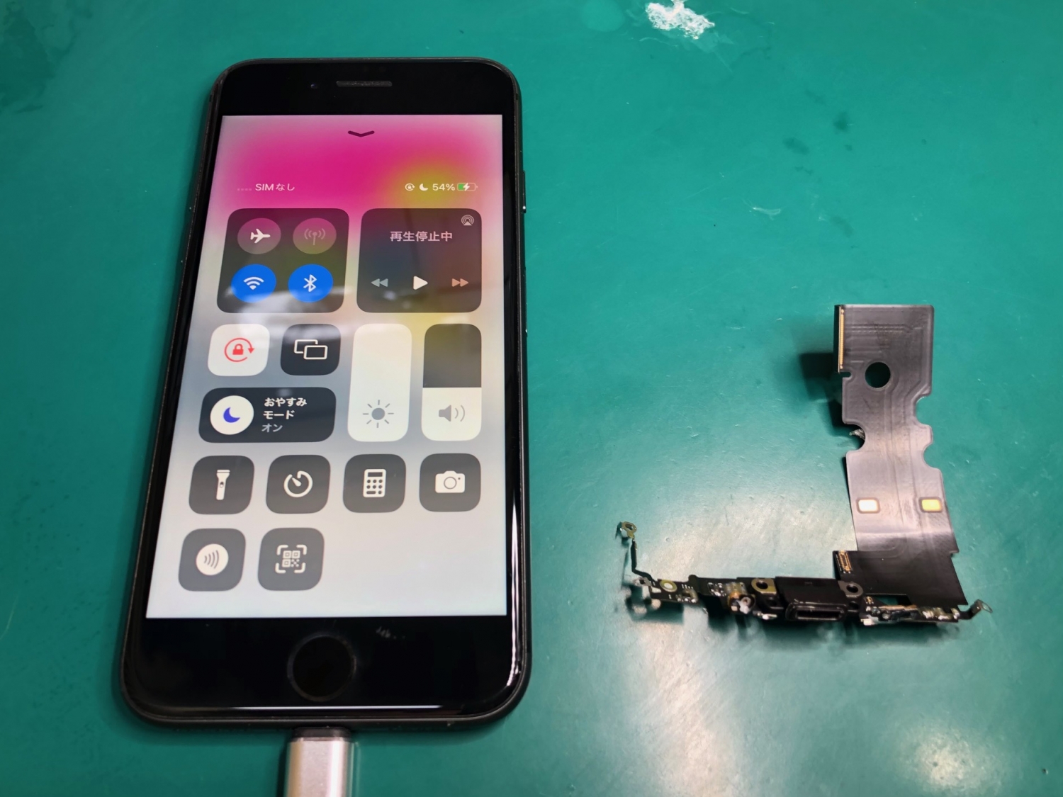 グラグラして充電できないiPhone 8、ドックコネクタ交換で改善しました。