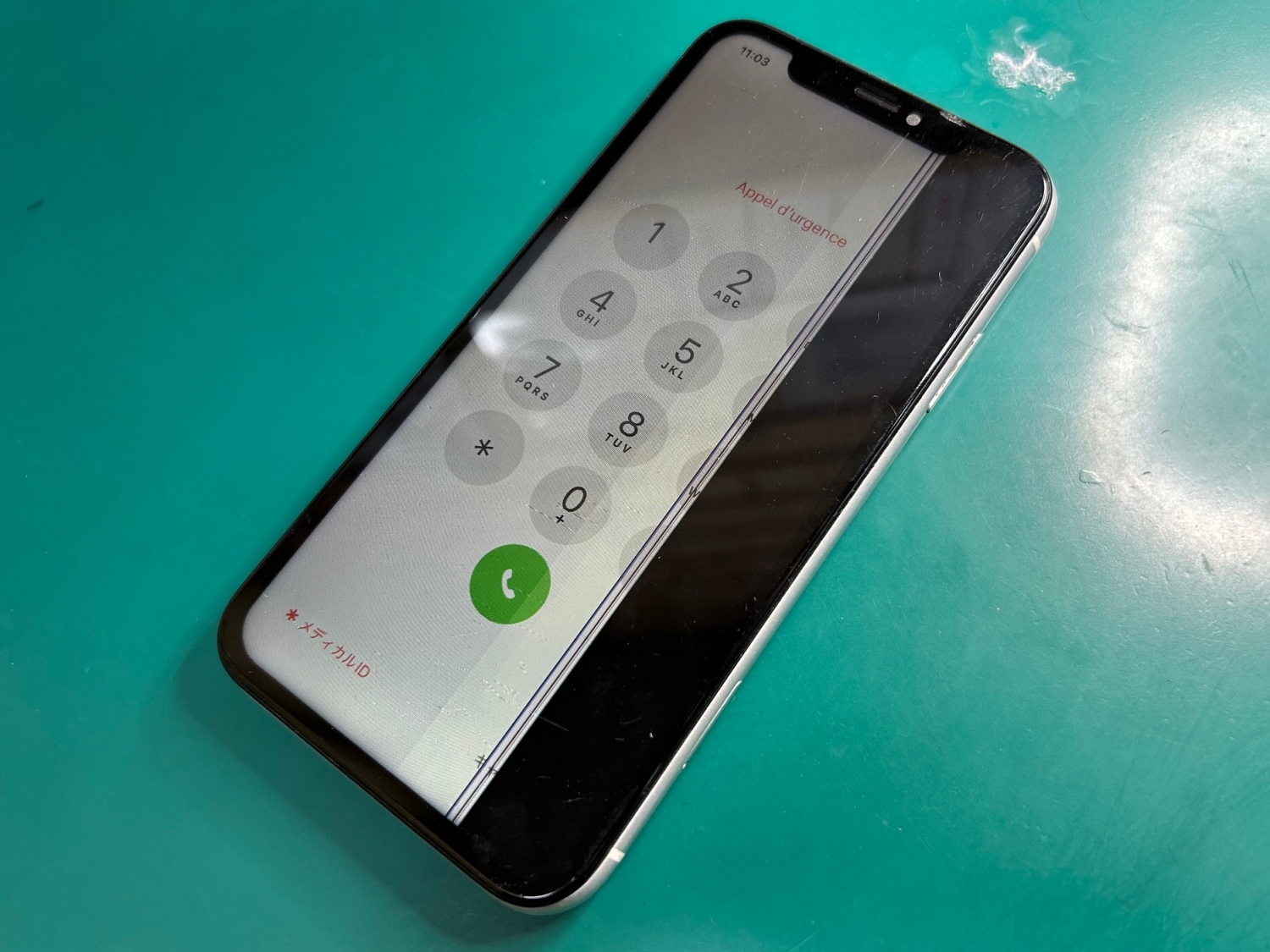 画面に縦線が出たiPhone XR、バッテリー膨張もあわせてセット割で修理しました。