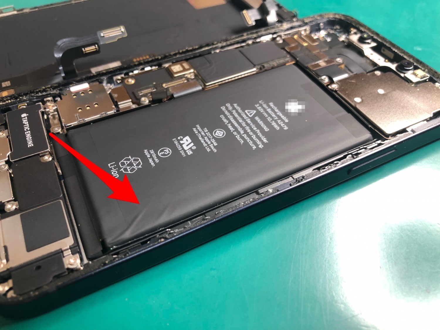 最大容量低下と膨張初期が見られたiPhone 12、バッテリー交換を行いました。