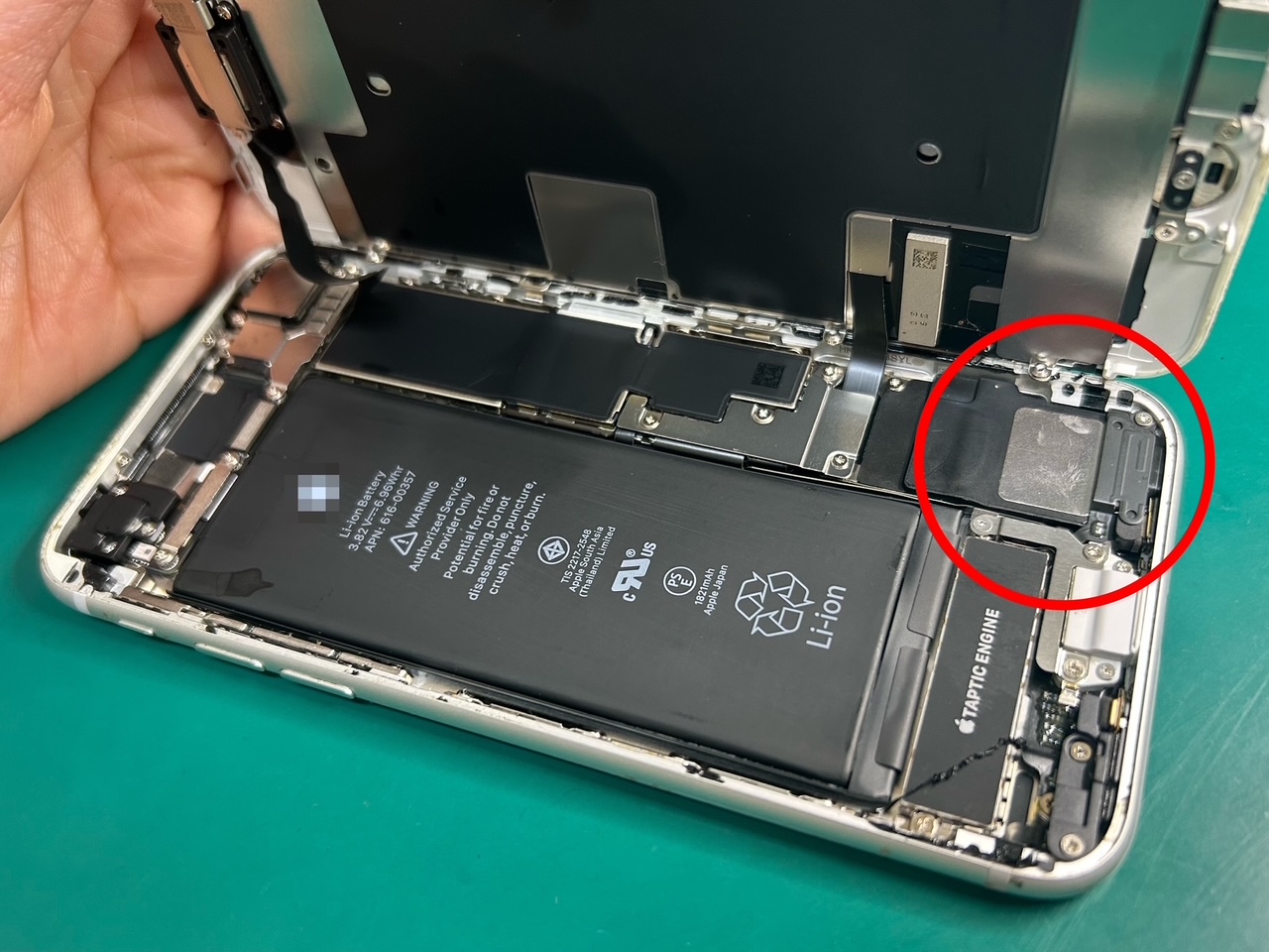 ゲーム中に突然、音が小さくなったiPhone 8の修理依頼をいただきました。