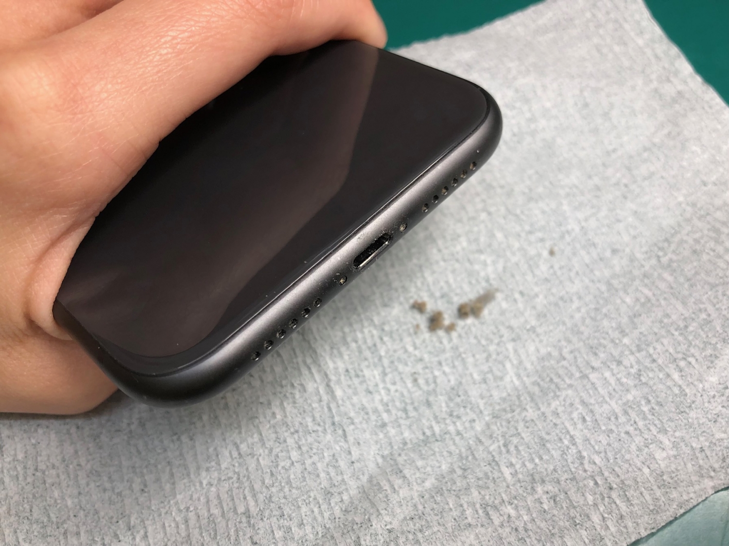 充電ケーブルがグラグラする…iPhoneの充電口に詰まったホコリを除去しました。