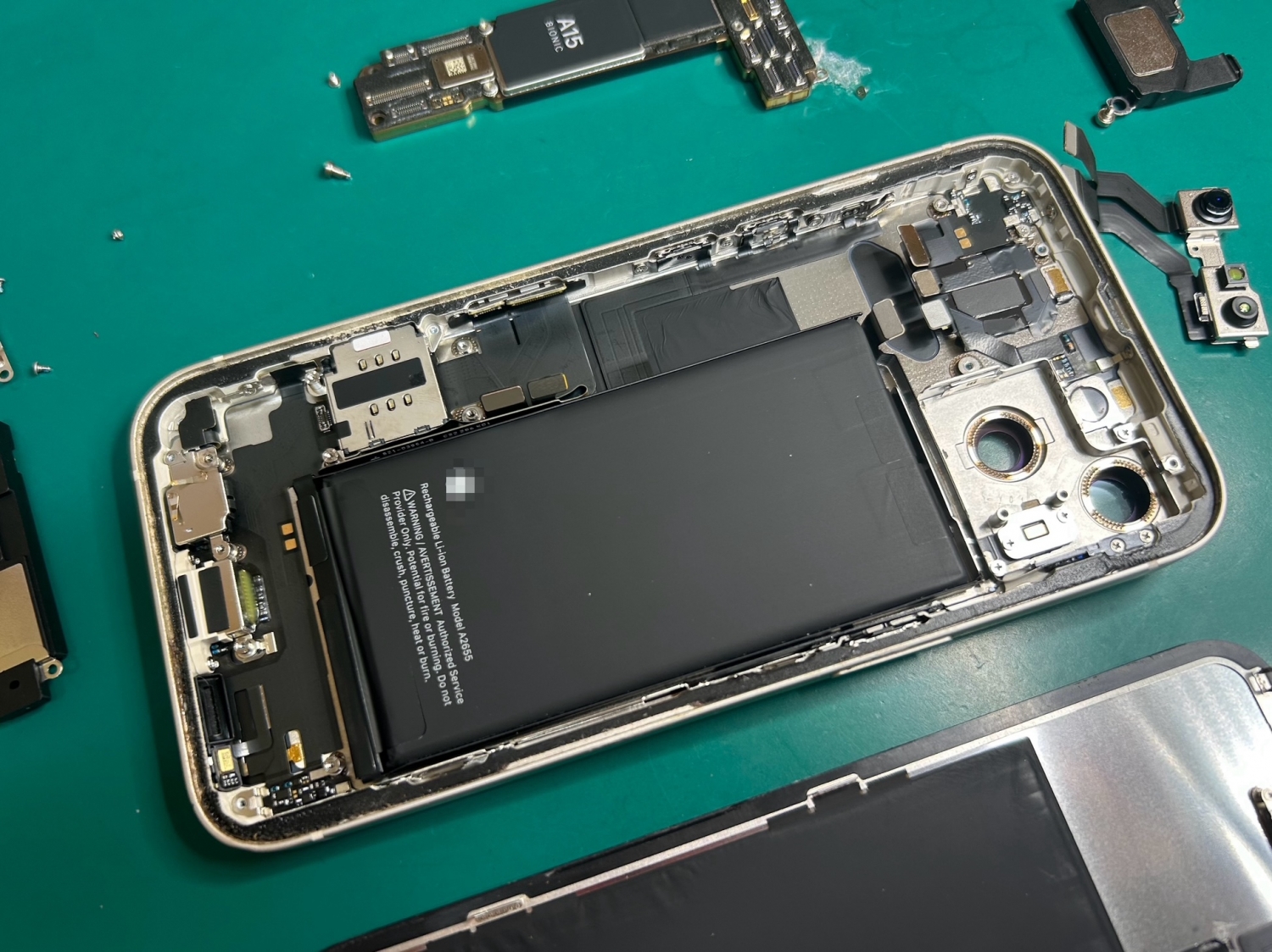 お風呂場に持ち込んだiPhone 13トラブル、有機EL画面交換で無事に復旧しました。