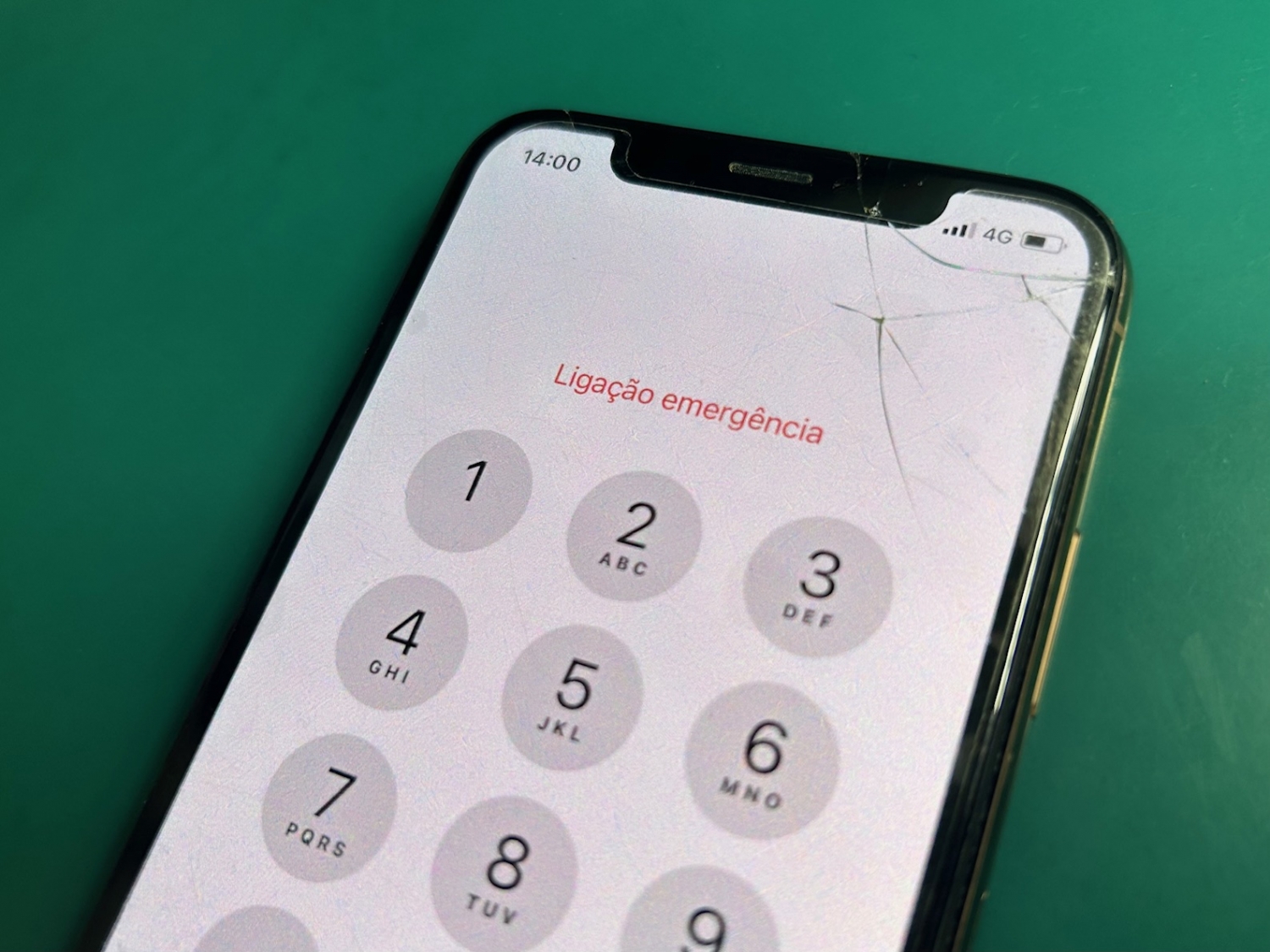 「買い替えか修理か…」悩まれていたiPhone XS、画面交換できれいになりました。