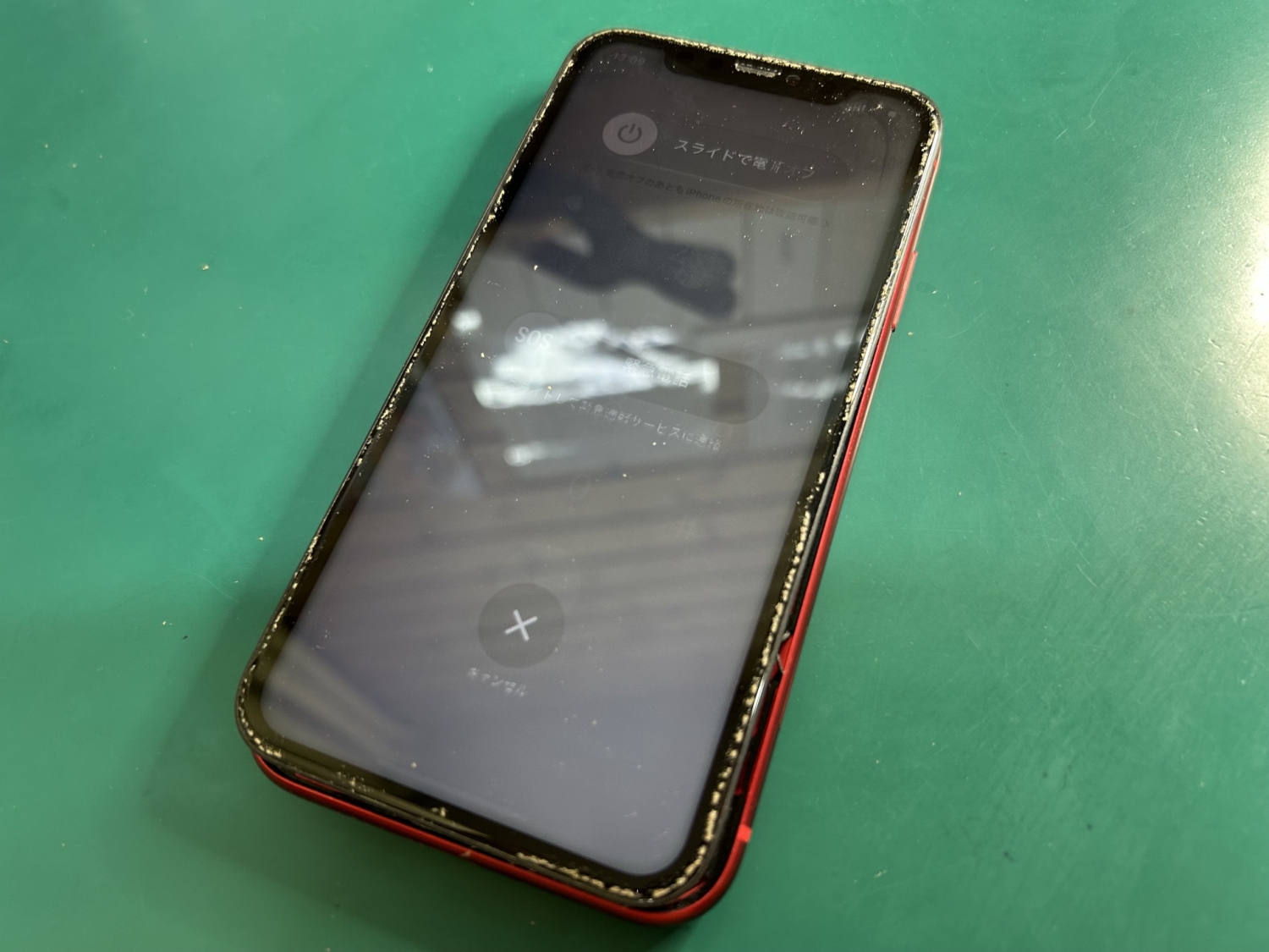 突然画面が白っぽく…iPhone表示トラブルの原因は水没でした。