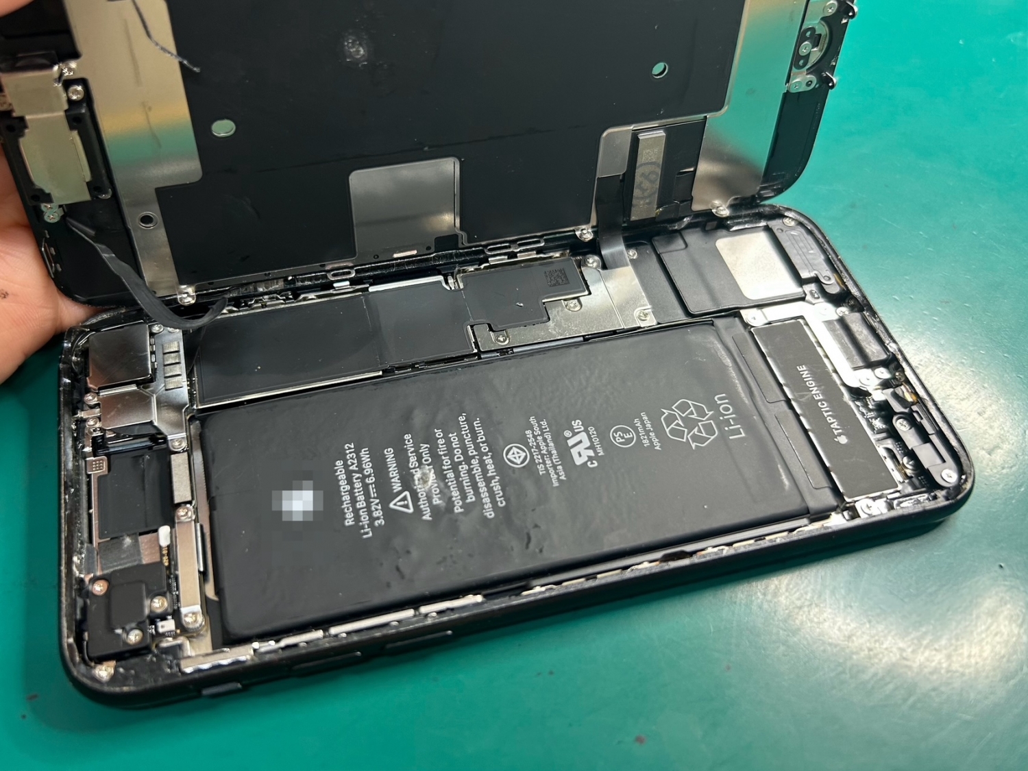 ご夫婦で一緒にお得！iPhone SE2をまとめて修理、10％オフいたしました。