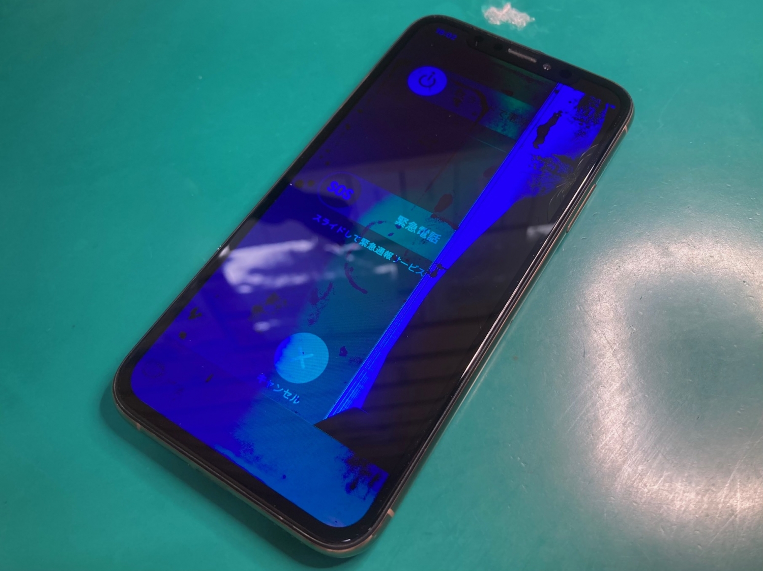 iPhoneに工具が当たり、画面トラブルに…フロントパネル交換できれいになりました。