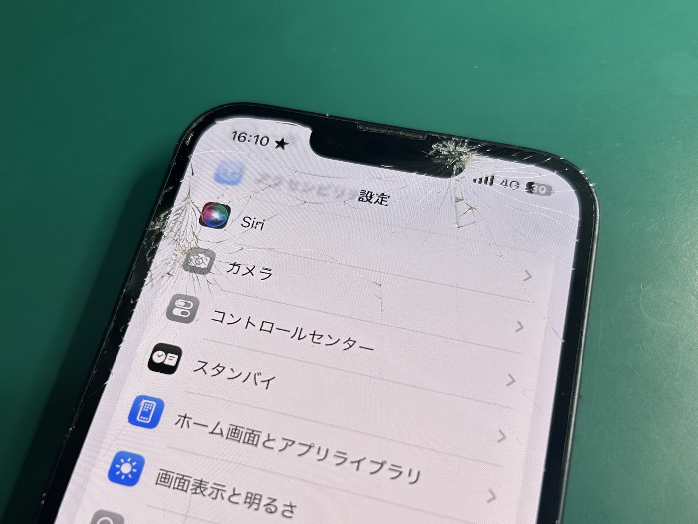 石に当たり、画面ひび割れ…落として破損したiPhone 13をお持ちいただきました。