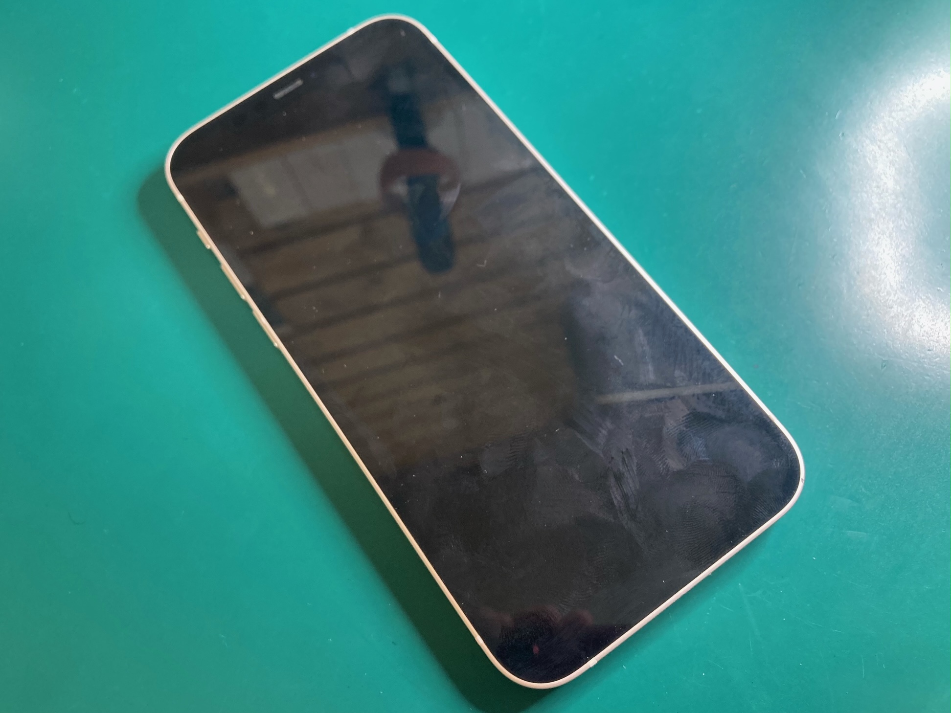 iPhone水没後は速やかに電源を落として水気を拭き取り、お近くの修理店