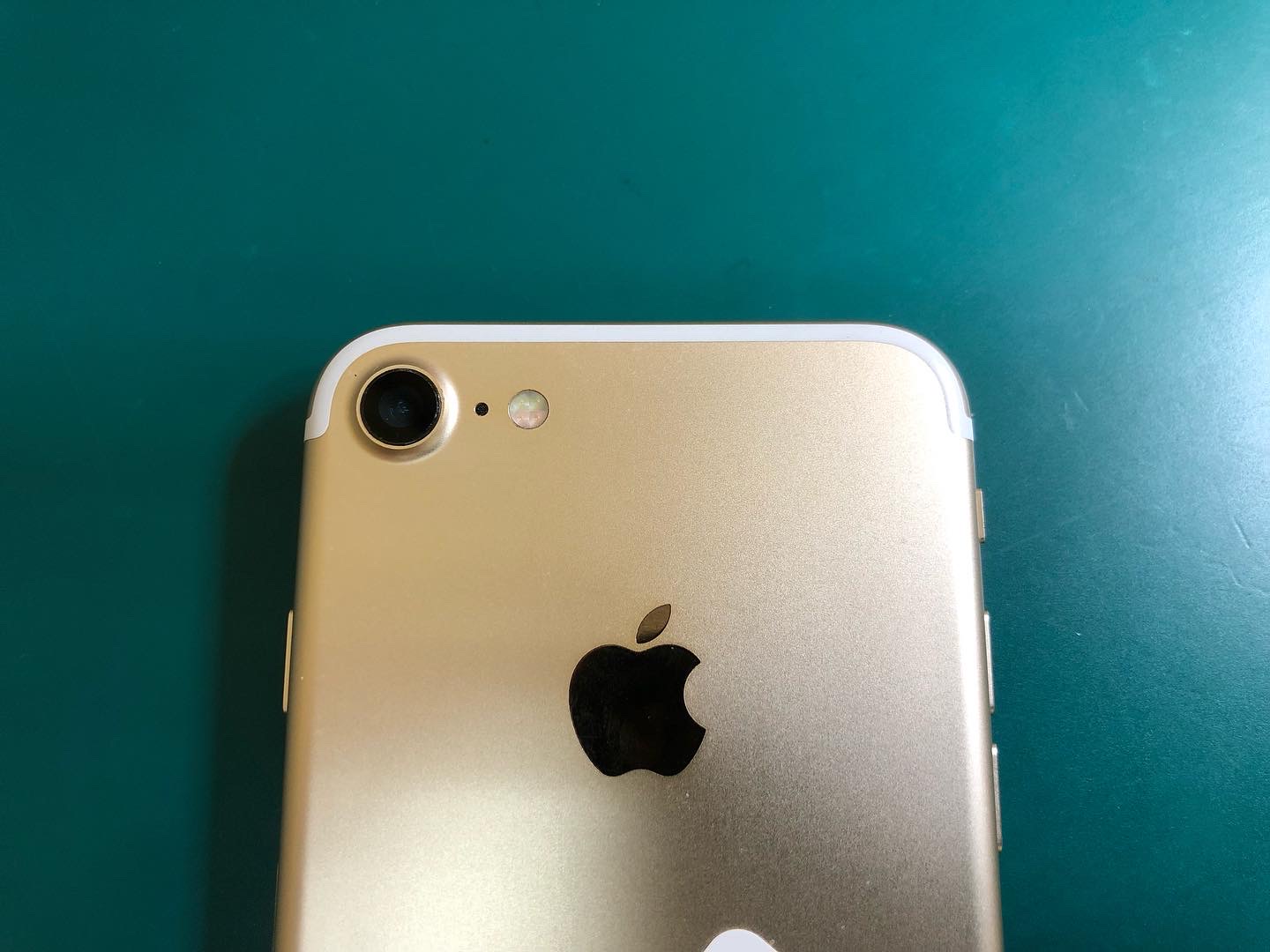 iPhone背面カメラレンズのひび割れ、欠け、傷が気になる方はお