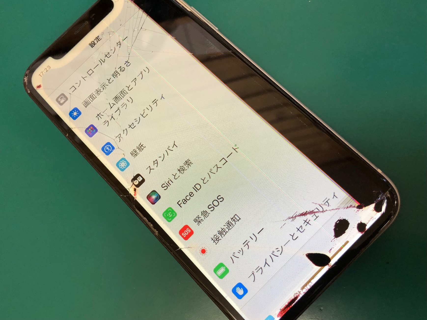 ガラスひび割れ＋液晶の表示がおかしいiPhoneフロントパネル交換修理を