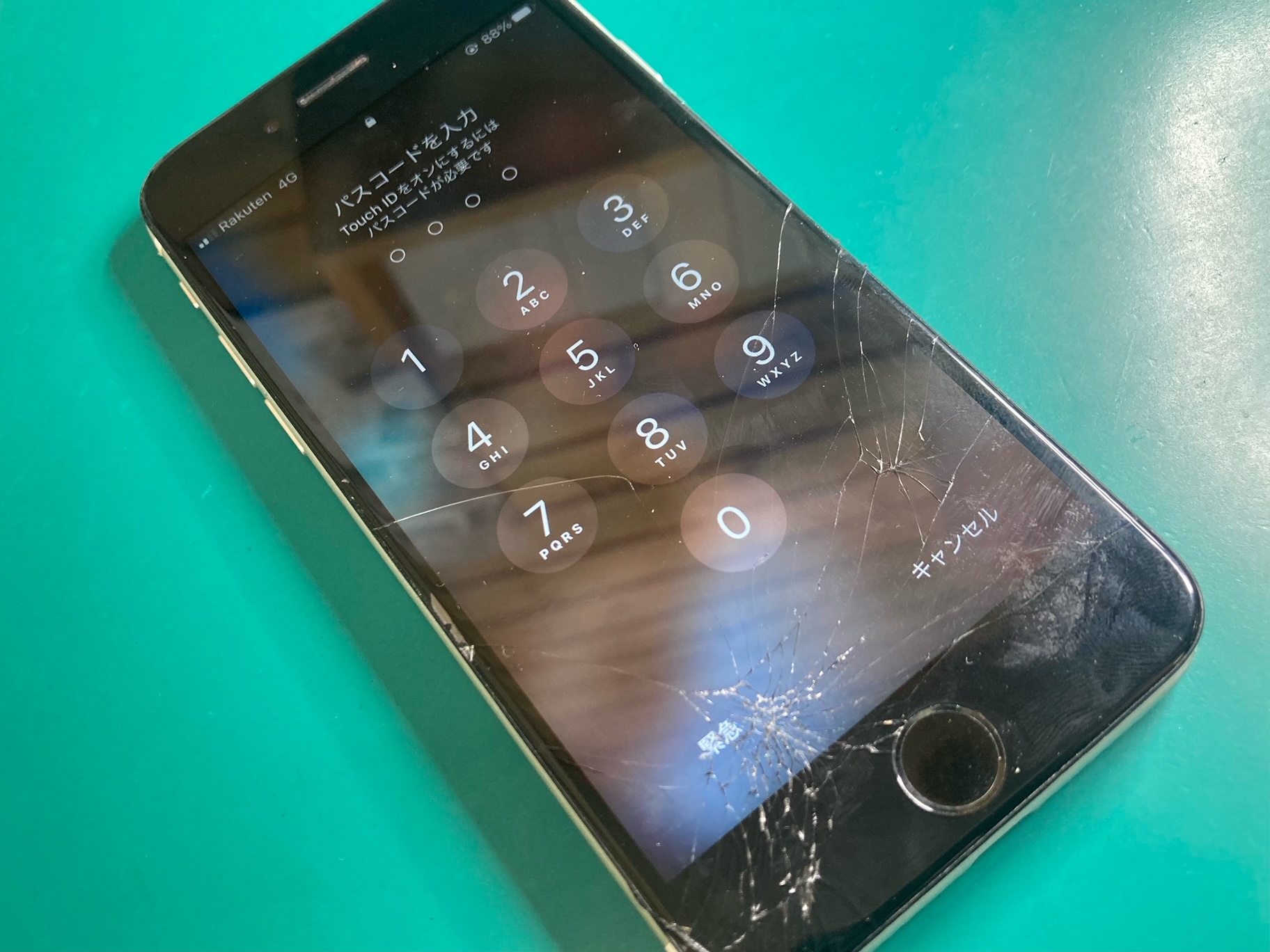 iPhoneSE第3世代の画面、少しの割れでも放置は危険 | お近くの