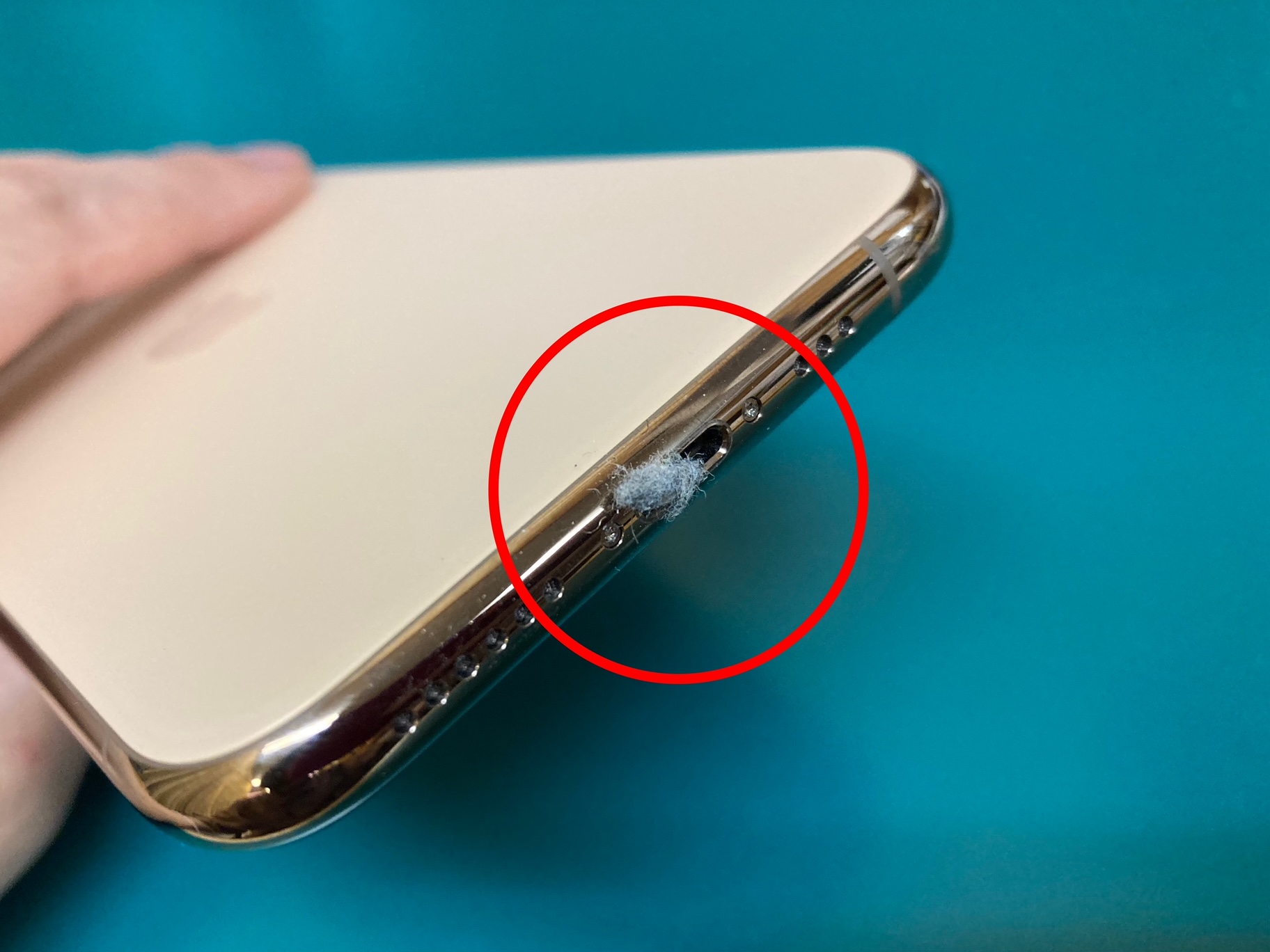 iPhone充電口に溜まった汚れや埃が接触不良の原因になることも！充電口