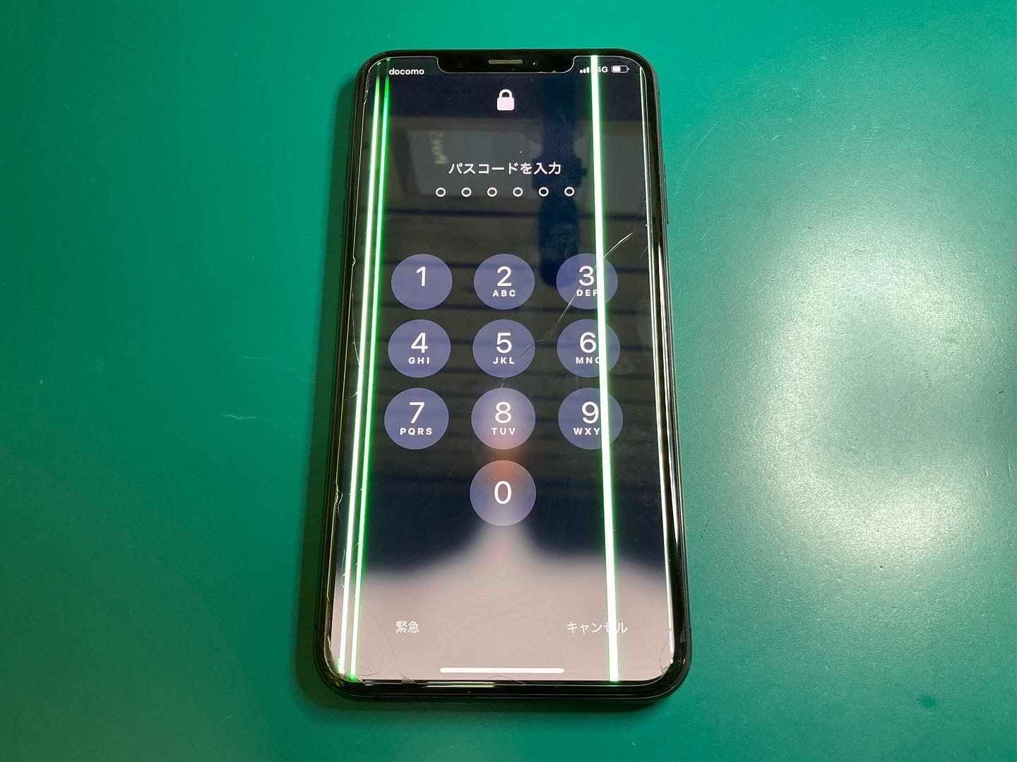 iPhone画面上に緑色の縦線が発生！？液晶破損修理作業時間60分～お気軽