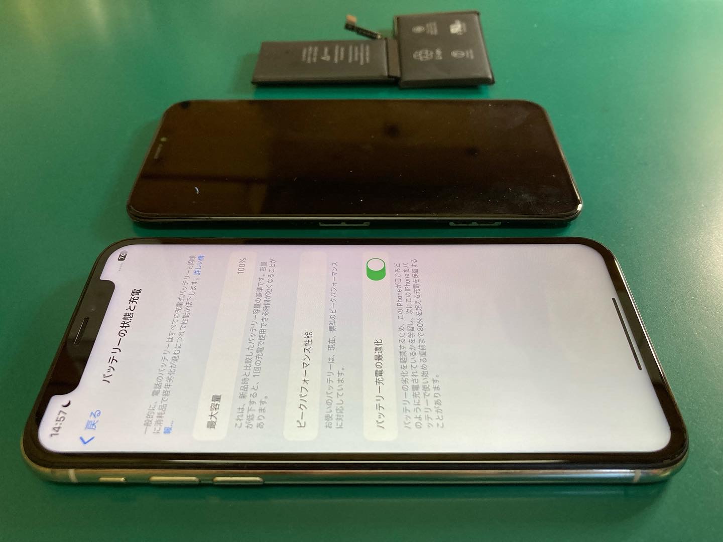 劣化したバッテリーは膨張し、液晶表示の異常を引き起こすことが