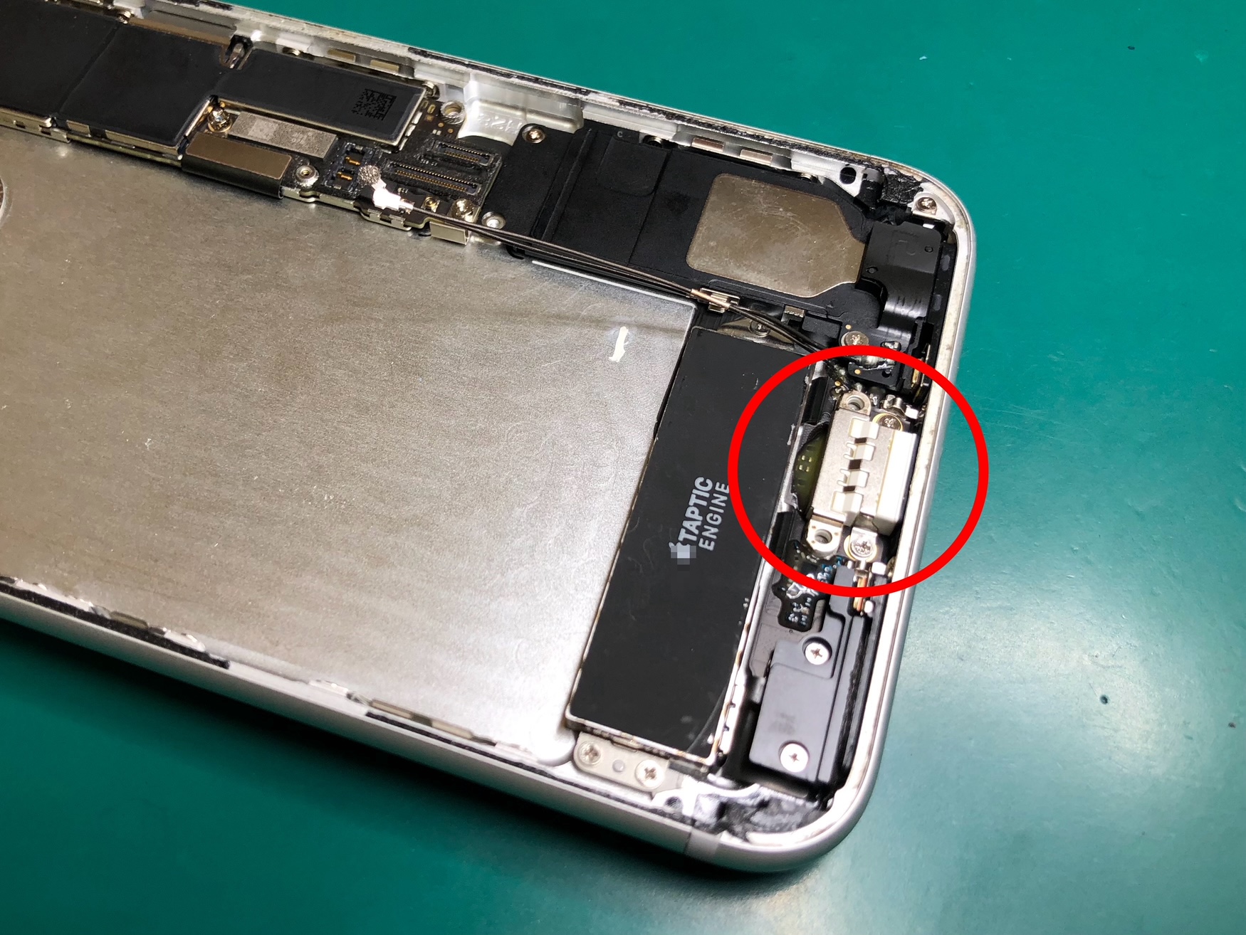 充電ケーブルを認識せず、充電出来ないiPhoneドックコネクタ交換修理を