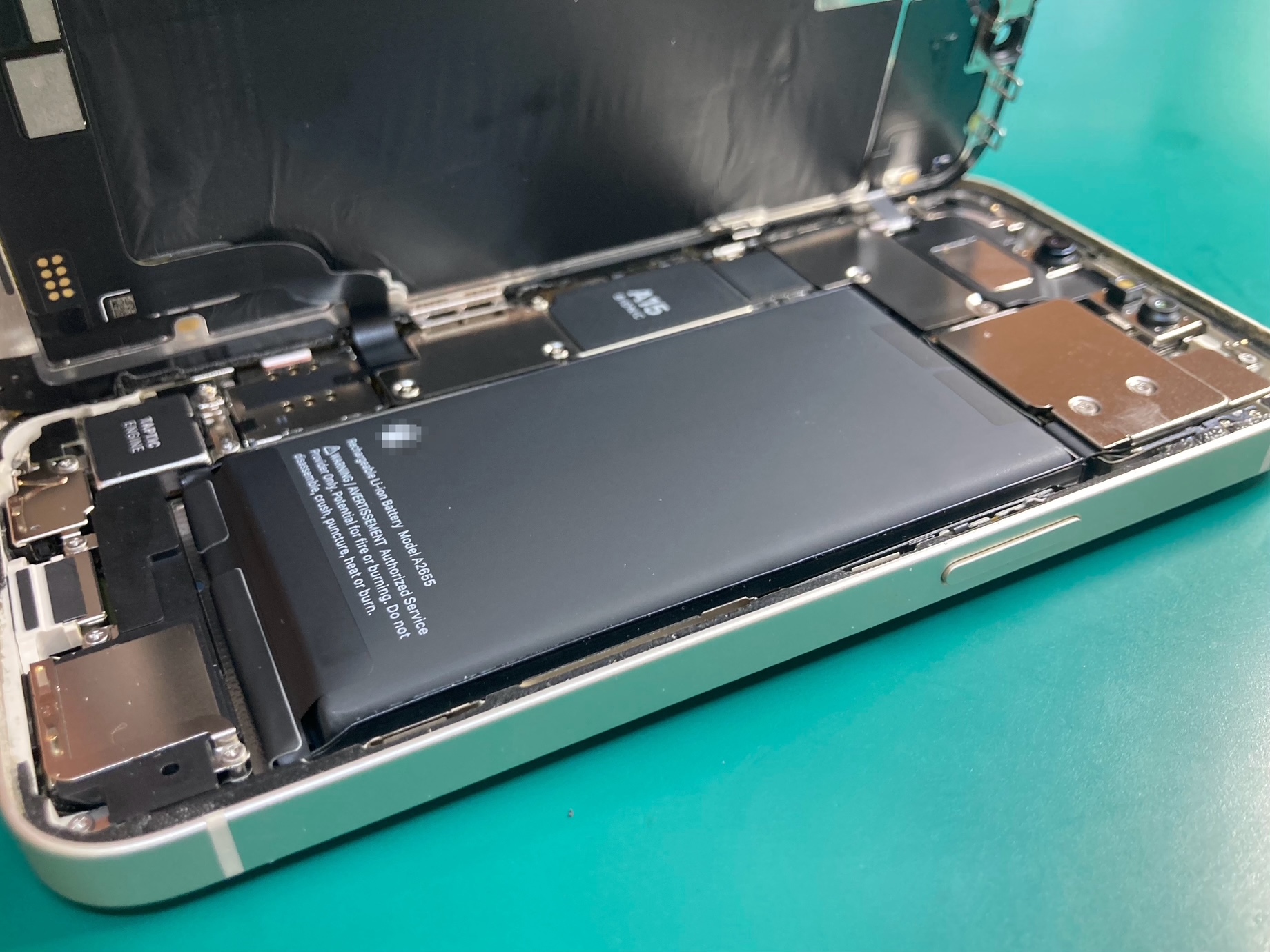 iPhoneバッテリー膨張のサイン！側面から見た画面浮き・変形にご注意