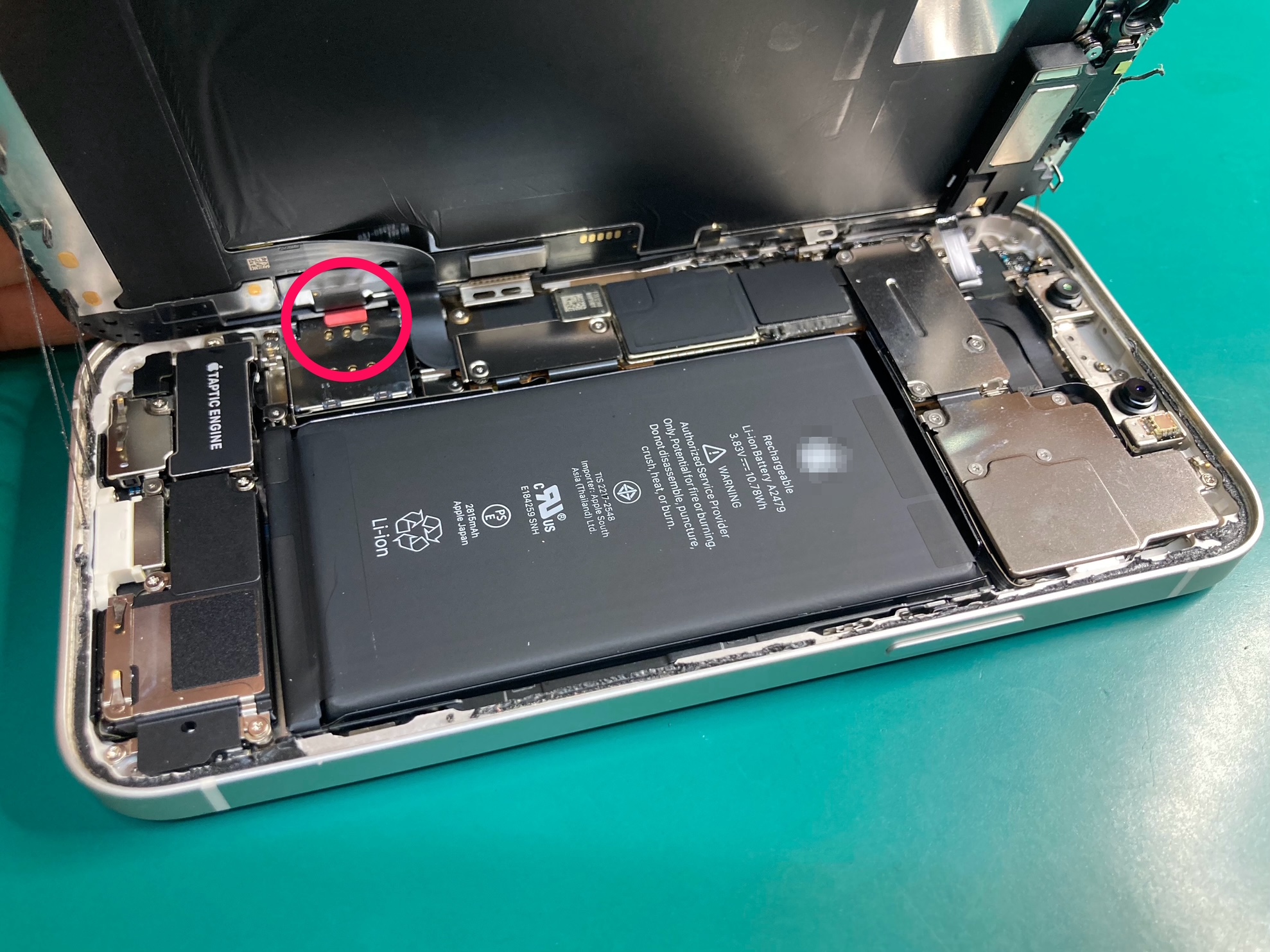 画面が真っ暗で操作できないiPhone 12、フロントパネル交換で直りまし