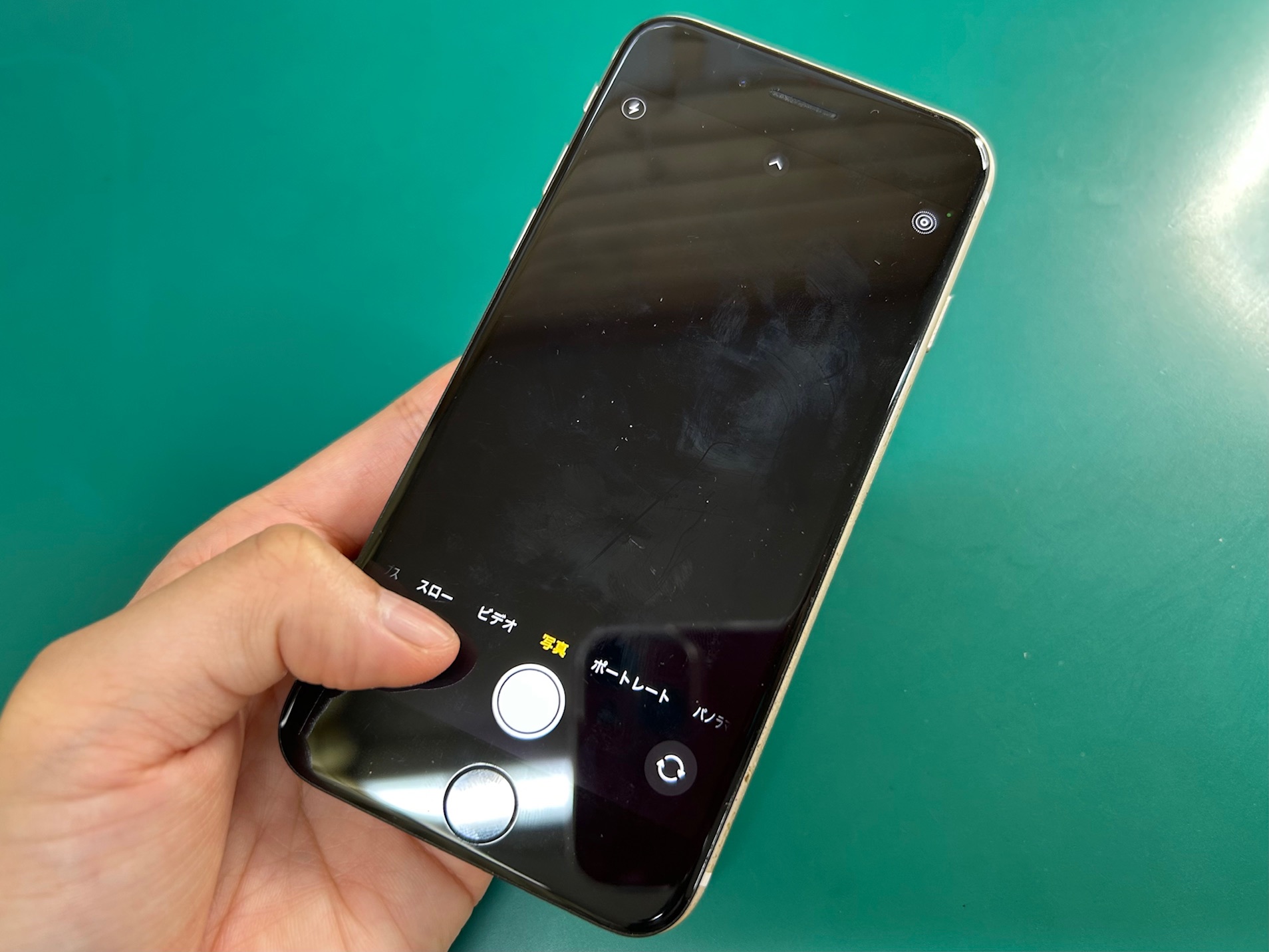 落としてアウトカメラが真っ暗に！iPhoneカメラ交換をご依頼いただき