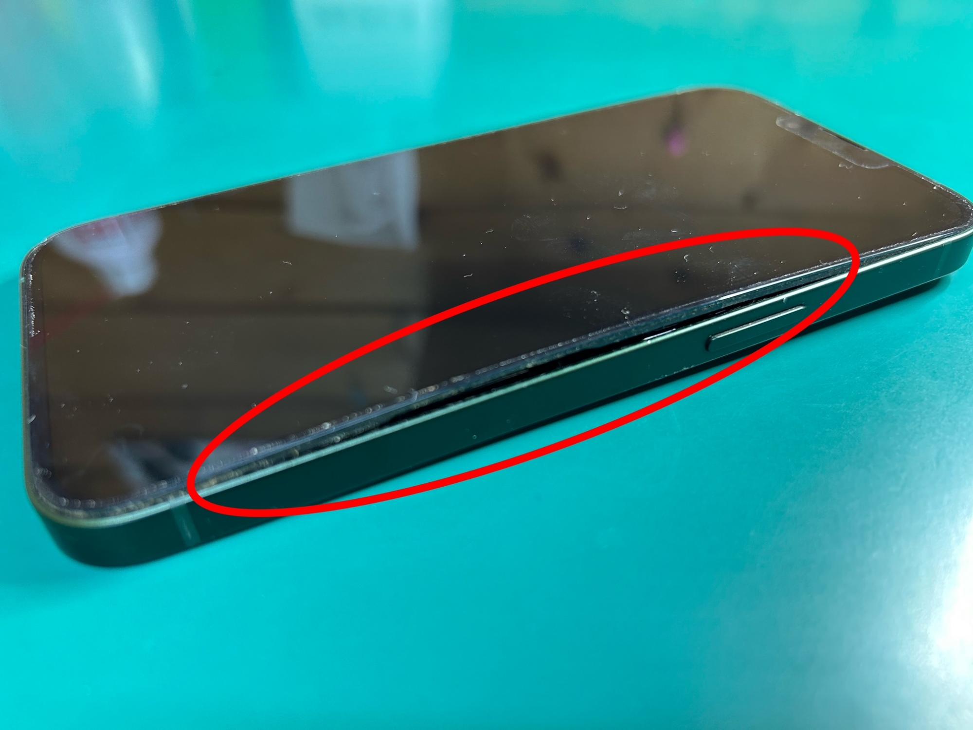 iPhone 13 本体 バッテリー　ディスプレイ　不良品 iPhone 13の画面が浮いてきた！？バッテリーの膨張が原因でした