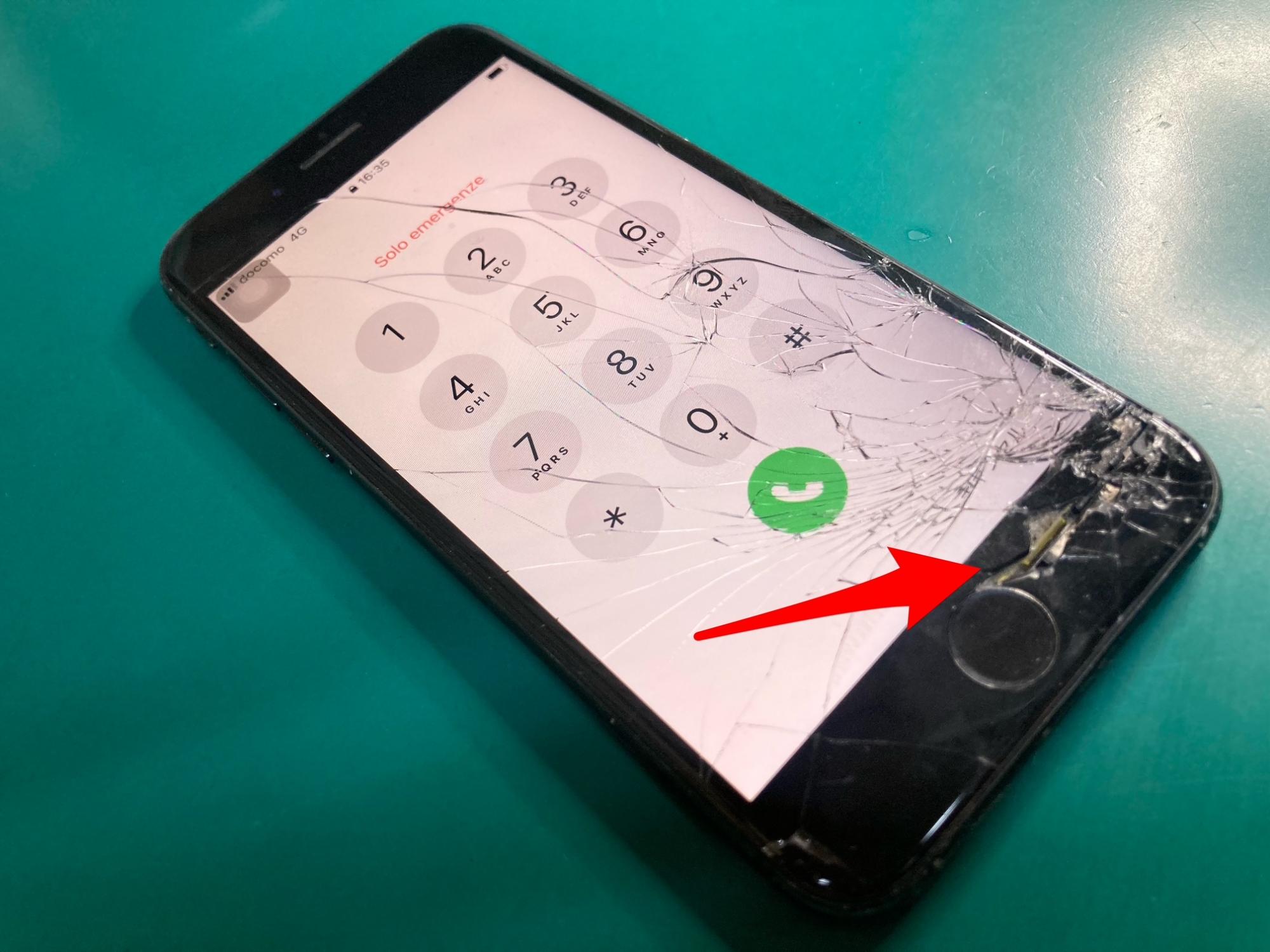 画面が破損し、端末内部が露出しているiPhoneフロントパネル交換をさせ