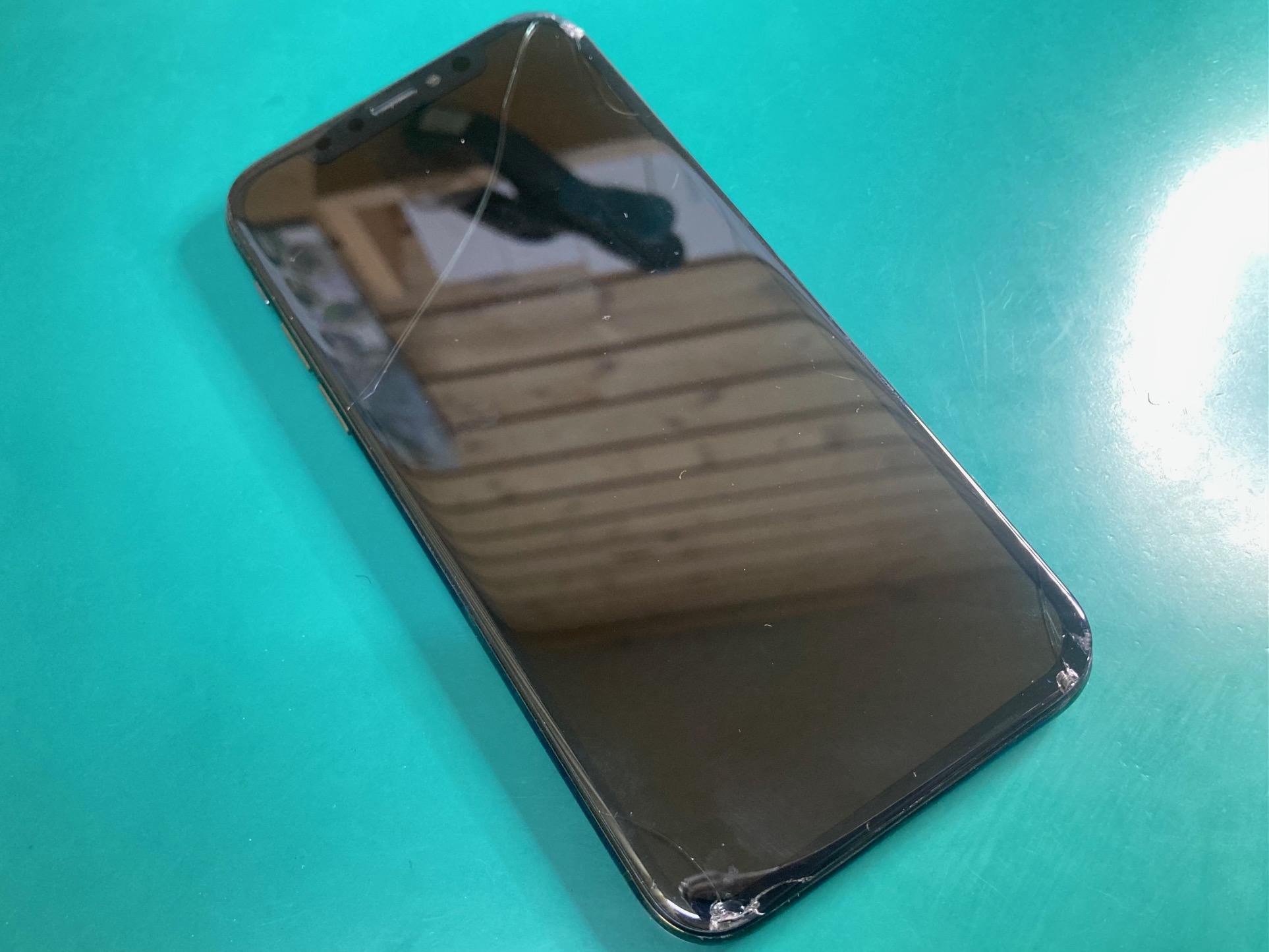 落としてiPhoneの画面が外れてしまった！フロントパネル交換でスッキリ