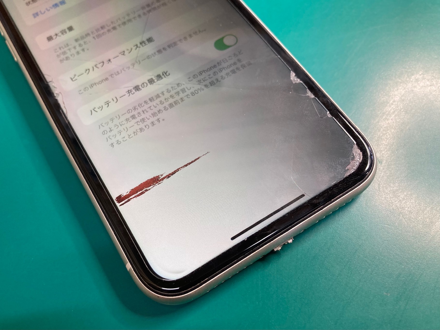 iPhoneバッテリー膨張で画面に横線が発生！？フロントパネル＋