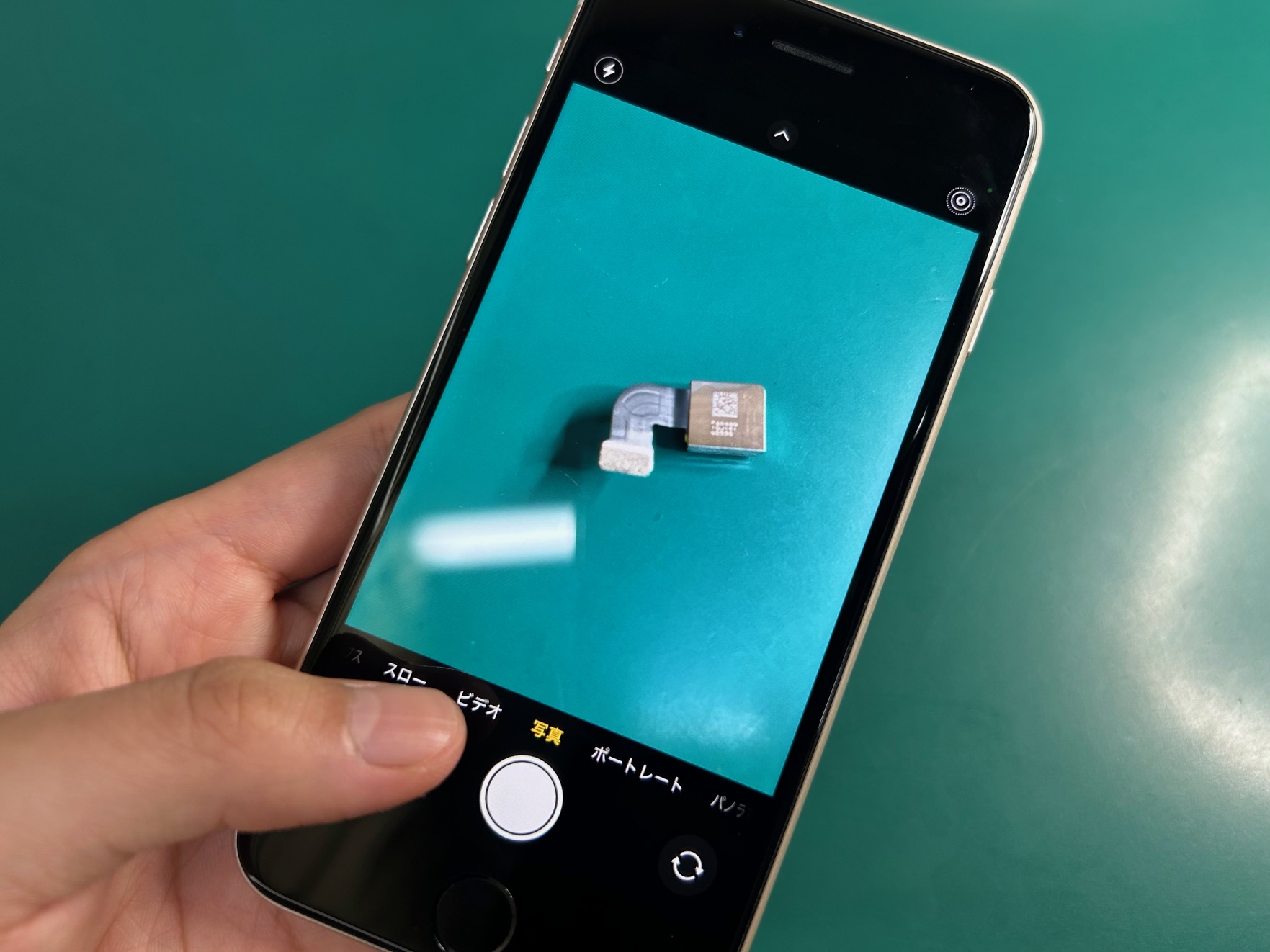 落としてアウトカメラが真っ暗に！iPhoneカメラ交換をご依頼いただき