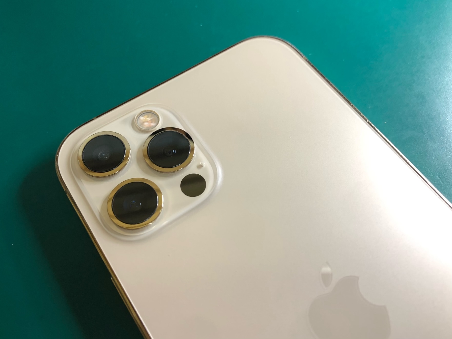 iPhoneアウトカメラレンズがひび割れカメラが剥き出しに！カメラレンズ